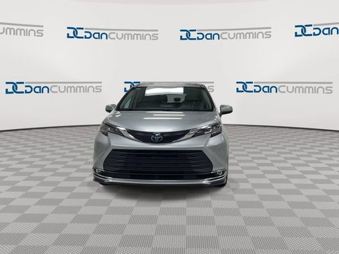 Used 2023 Toyota Sienna XLE AWD/4WD image 3