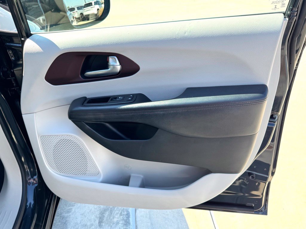 Used 2020 Chrysler Pacifica Limited FWD image 26