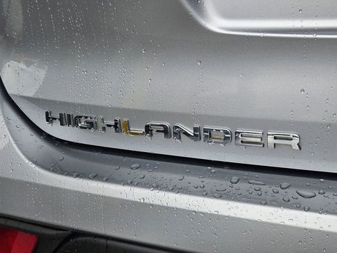 Used 2022 Toyota Highlander LE AWD/4WD image 28