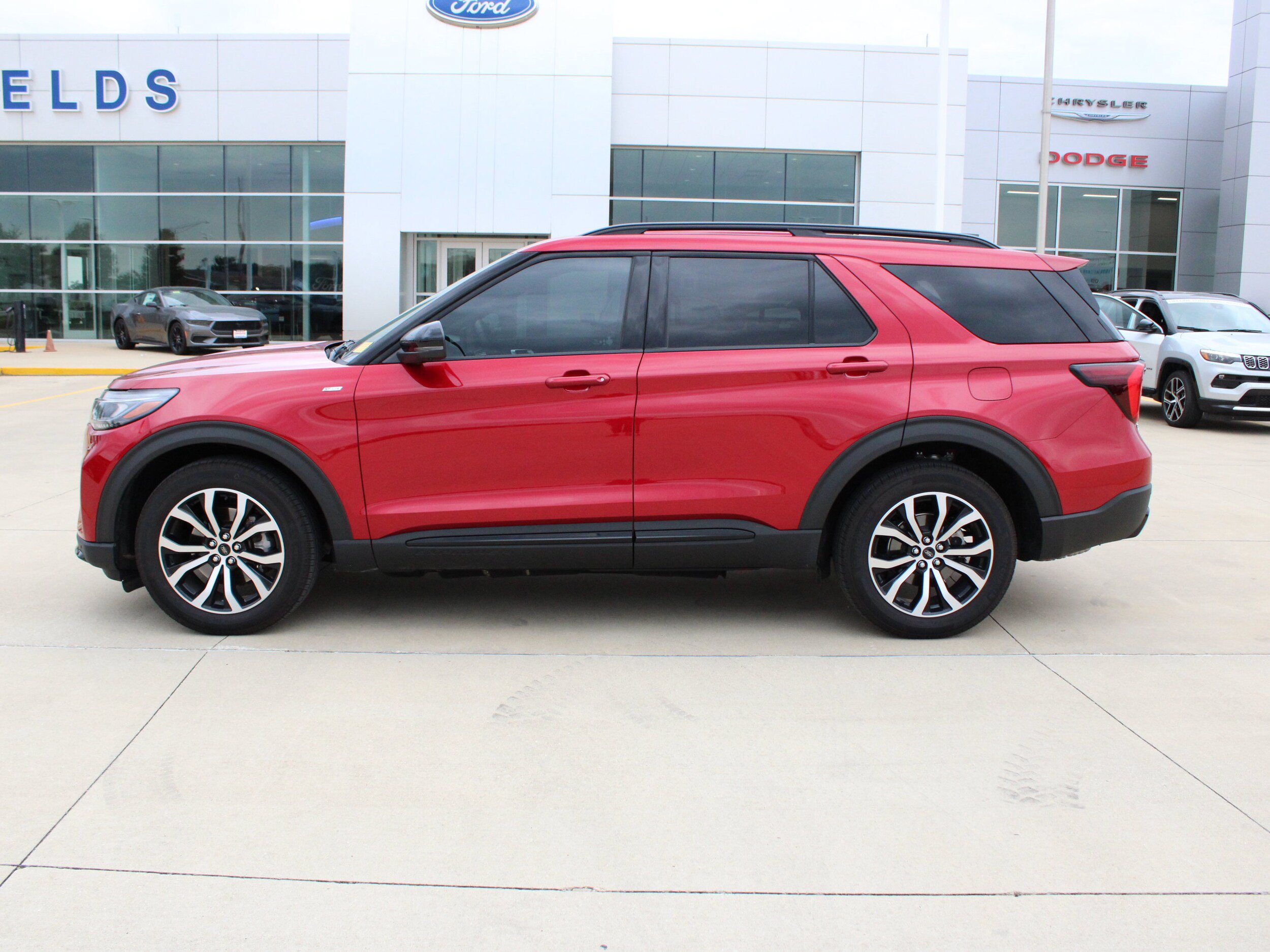 Used 2025 Ford Explorer ST-Line AWD/4WD image 3