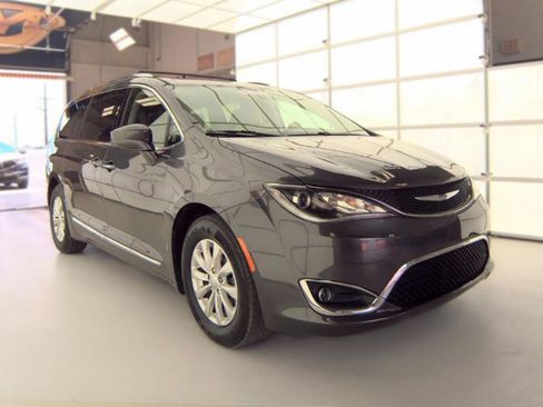 Used 2018 Chrysler Pacifica Touring-L FWD image 4