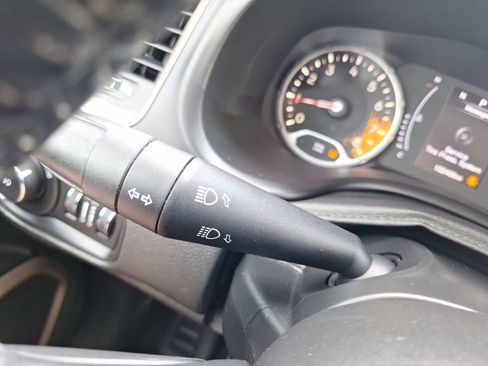 Used 2017 Jeep Renegade Latitude w/ Popular Equipment Group FWD image 22