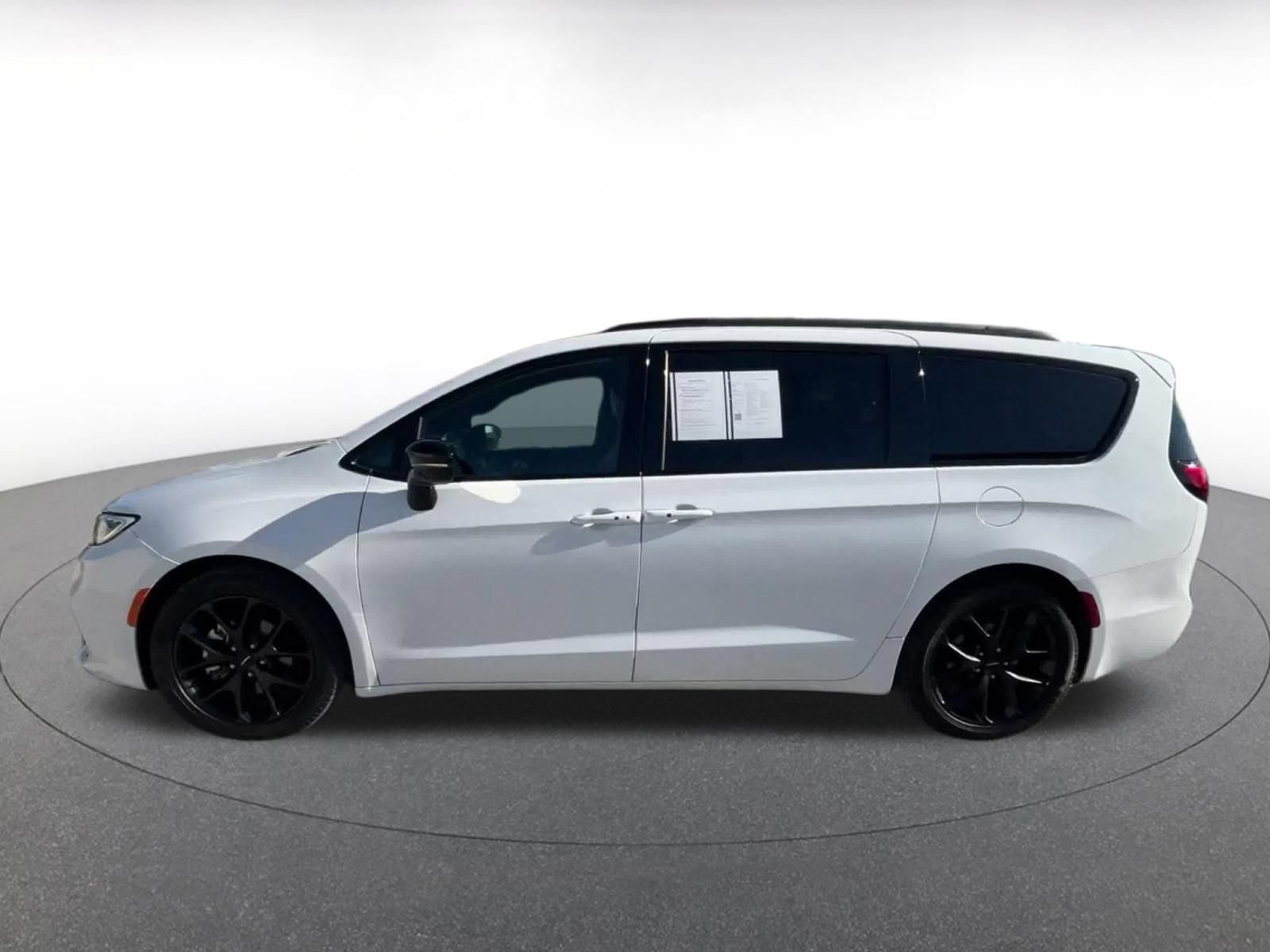 Used 2025 Chrysler Pacifica Limited FWD image 8