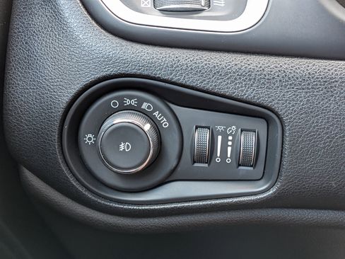 Used 2018 Jeep Renegade Latitude FWD image 19