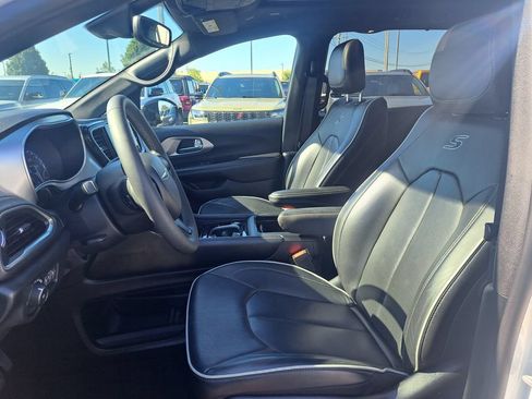 Used 2025 Chrysler Pacifica Limited FWD image 28