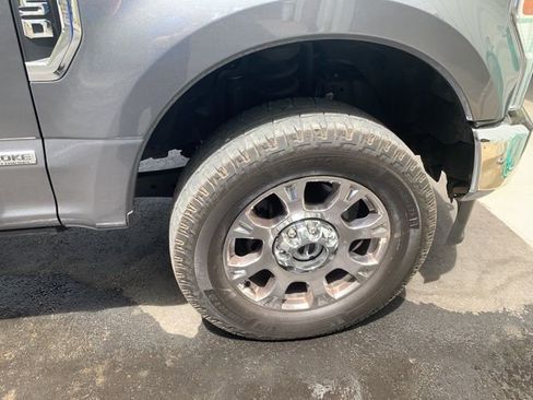 Used 2022 Ford F350 Lariat w/ Chrome Package image 11