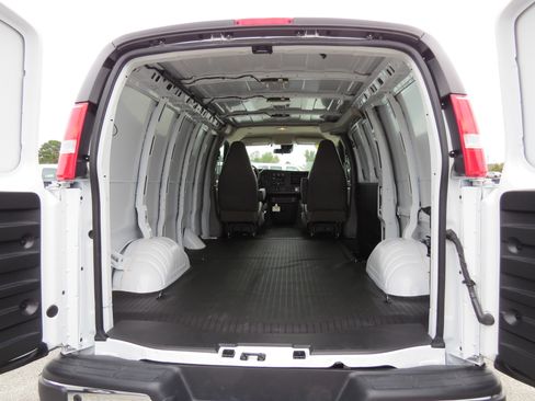 Used 2025 GMC Savana 3500 w/ Driver Convenience Package image 11