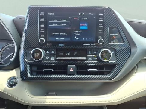 Used 2022 Toyota Highlander XLE AWD/4WD image 18