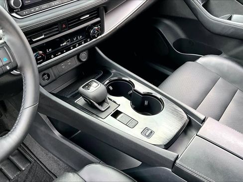 Used 2025 Nissan Rogue SV w/ SV Premium Package image 17