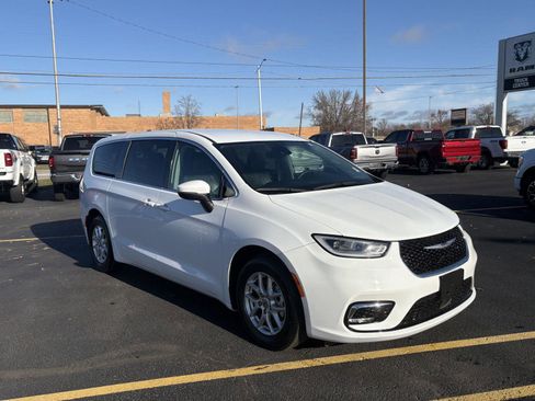 Used 2023 Chrysler Pacifica Touring-L image 2