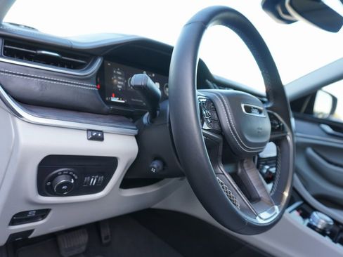 Used 2022 Jeep Grand Cherokee Overland image 12