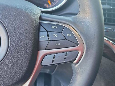 Used 2019 Jeep Grand Cherokee Laredo image 23