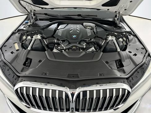 Used 2022 BMW 750i xDrive AWD/4WD image 32