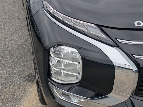 New 2025 Mitsubishi Outlander SE image 9
