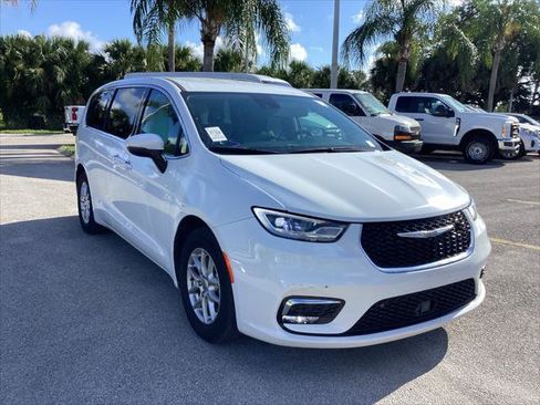 Used 2023 Chrysler Pacifica Touring-L FWD image 3