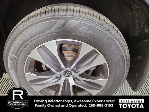 Used 2021 Toyota Highlander XLE AWD/4WD image 11