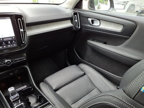 Certified 2025 Volvo XC40 B5 Plus AWD/4WD image 20