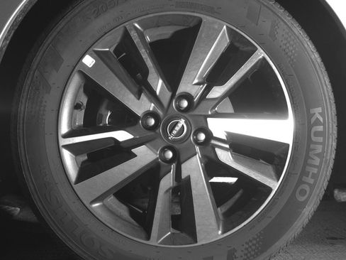 Used 2025 Nissan Versa SV FWD image 12