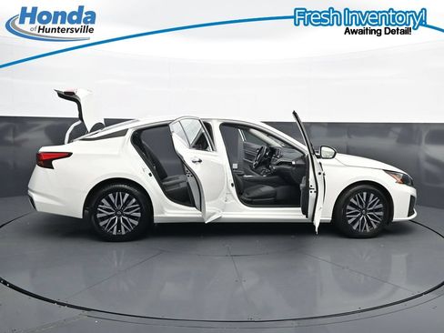 Used 2025 Nissan Altima 2.5 SV FWD image 33