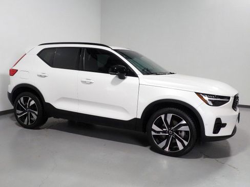 Used 2024 Volvo XC40 B5 Plus w/ Climate Package AWD/4WD image 1