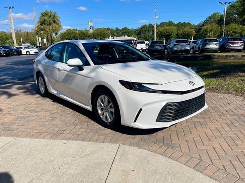 Used 2025 Toyota Camry LE image 7