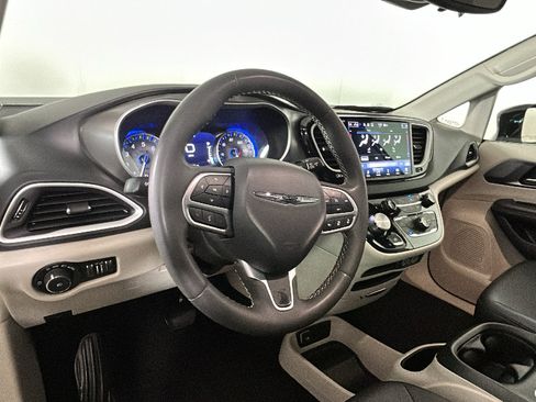 Used 2024 Chrysler Pacifica Touring-L FWD image 13