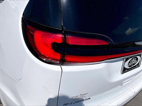Used 2023 Chrysler Pacifica Touring-L FWD image 27