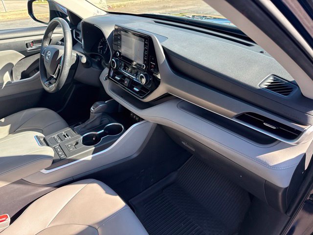 Used 2020 Toyota Highlander XLE AWD/4WD image 15