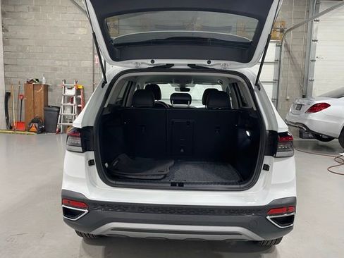 New 2025 Volkswagen Taos SE image 16