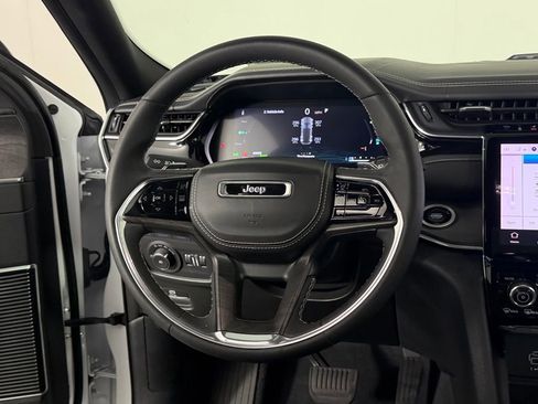 Certified 2023 Jeep Grand Cherokee Overland w/ Luxury Tech Group IV AWD/4WD image 15