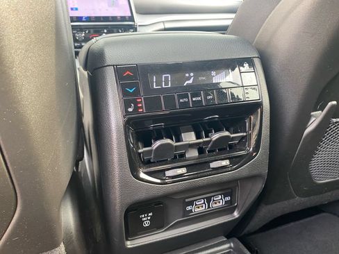 Used 2023 Jeep Grand Cherokee L Limited AWD/4WD image 31