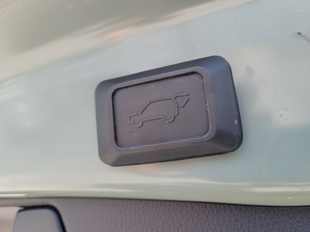 Used 2020 Toyota RAV4 XLE Premium FWD image 7