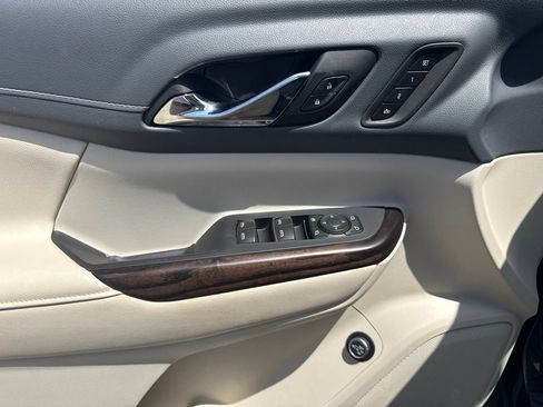 Used 2021 GMC Acadia Denali w/ Denali Technology Package FWD image 14