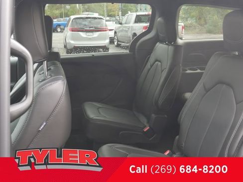 New 2026 Chrysler Pacifica Select image 41