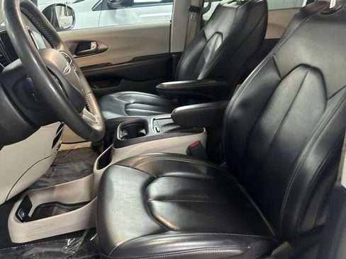 Used 2023 Chrysler Pacifica Touring-L FWD image 7