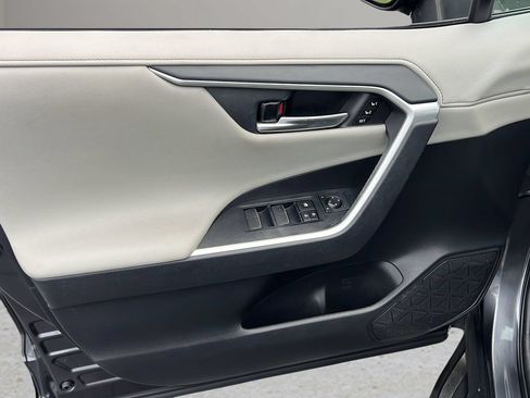 Certified 2020 Toyota RAV4 Limited FWD image 9
