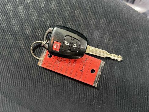 Certified 2020 Toyota Tacoma SR5 image 31