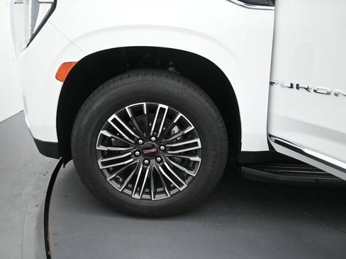 Used 2022 GMC Yukon XL SLT w/ SLT Premium Package AWD/4WD image 6
