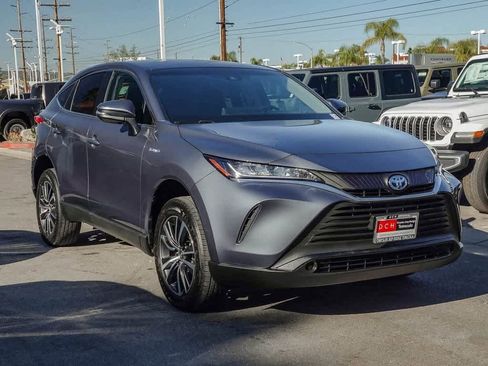 Used 2021 Toyota Venza LE image 3