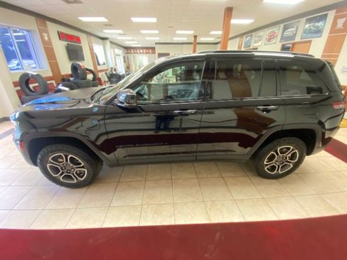 Used 2022 Jeep Grand Cherokee Trailhawk w/ Advanced Protech Group II AWD/4WD image 2