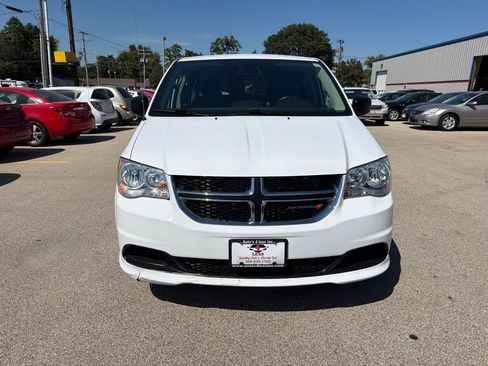 Used 2019 Dodge Grand Caravan SE FWD image 3