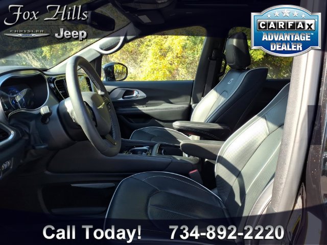 Certified 2025 Chrysler Pacifica Limited w/ Uconnect Theater Family Group FWD image 18