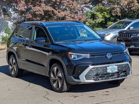 Used 2025 Volkswagen Taos SE w/ Panoramic Sunroof Package image 7