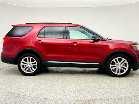 Used 2017 Ford Explorer XLT w/ Equipment Group 202A image 4