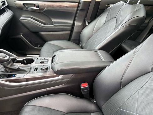 Used 2024 Toyota Highlander Platinum image 17