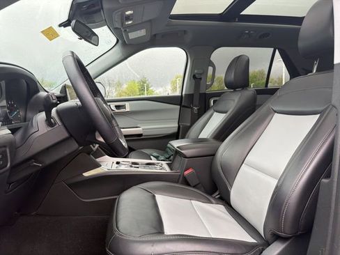 Used 2023 Ford Explorer XLT w/ Equipment Group 202A AWD/4WD image 30