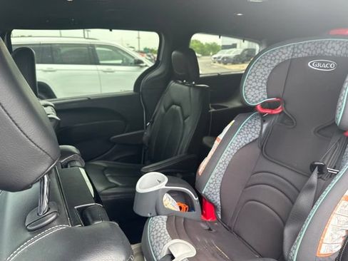 Used 2022 Chrysler Pacifica Touring-L w/ Uconnect Theater Family Group AWD/4WD image 8
