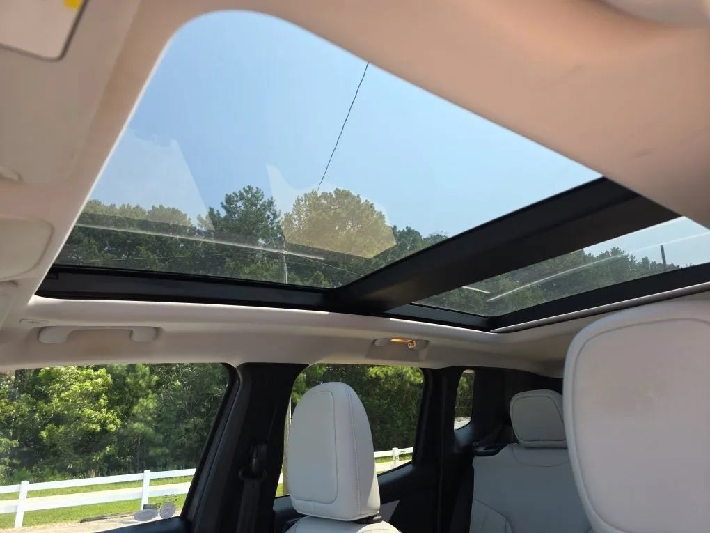 Used 2018 Jeep Renegade Limited w/ UConnect 8.4 Nav Group FWD image 17