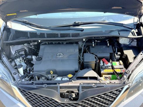 Used 2013 Toyota Sienna SE FWD image 35