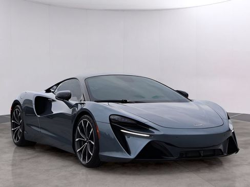 Used 2023 McLaren Artura RWD image 3